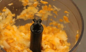 Därefter måste du hacka grönsakerna. Det är mest bekvämt att använda en mixer. Detta kommer att spara tid. Men du kan också hacka löken och vitlöken med en kniv, och riv morötterna.