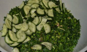 Se imbraca salata cu un amestec de ulei de masline si otet balsamic. Adăugați sare după gust.