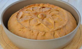 Coure el pastís balish al forn a 180 graus durant 2,5 hores. Passats 40 minuts des de l'inici de la cocció, obriu la tapa i aboqueu-hi el brou de vedella. Reduïu la temperatura del forn a 150-160 graus.