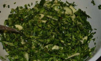 Amestecați salata verde cu o lingură și este gata de servit. Se dovedește foarte ușor, suculent, răcoritor, cu o aciditate plăcută. Poftă bună!