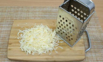 Răziți o bucată mică de brânză tare pe răzătoarea cu găuri mari sau tăiați cubulețe foarte mici.