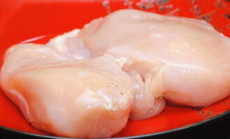 ล้างเนื้อไก่ชิ้นเล็กแล้วเช็ดให้แห้ง