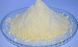 Gilingin ang pinalambot na margarine na may granulated sugar. Gumamit ng pulbos na asukal sa iyong paghuhusga.