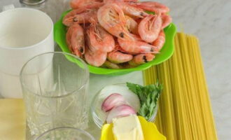 Recollim els ingredients segons la llista. Si voleu, substituïu el parmesà per un altre formatge dur.