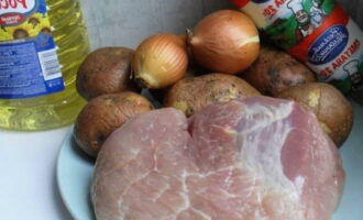 Prepara un senzill conjunt d'ingredients per a aquest plat segons la recepta.