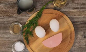 Det är lämpligt att ta bort äggen till omeletten från kylskåpet i förväg. Förbered omedelbart alla ingredienser enligt receptet och antalet portioner du behöver.