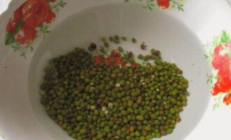 Förblöt mungbönan i vatten. Det kräver inte särskilt lång blötläggning, så det räcker med att hålla produkten i vatten i en halvtimme.