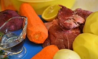 Înainte de a începe gătitul, curățați legumele și clătiți-le împreună cu carnea de vită sub jet de apă.