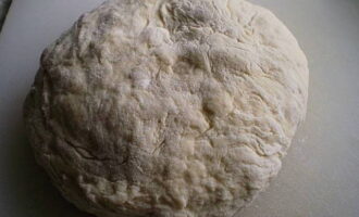 Struli kan enkelt tillagas hemma. Knåda en tät deg av mjöl, vatten, ägg och salt. Mängden mjöl kan variera. Tillsätt så mycket som degen tar. Efteråt låter vi den resulterande klumpen vila en stund.