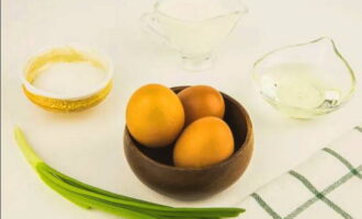 Den klassiska omeletten tillagas mycket snabbt och enkelt. Enligt receptets proportioner, förbered en enkel uppsättning ingredienser.