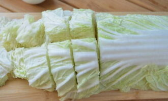 Chúng tôi rửa bắp cải và loại bỏ các lá trên cùng.