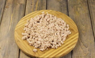 Luộc phi lê gà, để nguội và thái nhỏ.