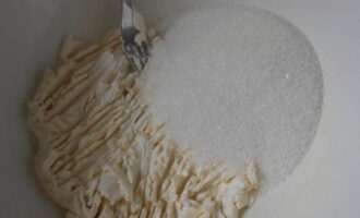 Combina la margarina suavitzada amb el sucre en un bol profund. Tritureu-ho bé amb una forquilla.