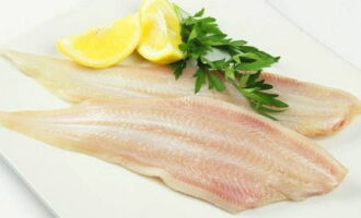 Låt oss förbereda de nödvändiga ingredienserna. Tina först solfilén.