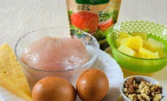 Den klassiska Chicken Ryaba salladen är väldigt lätt att tillaga. Låt oss förbereda de nödvändiga produkterna. 