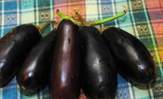 Was de aubergines goed onder water.