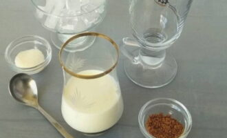 Frappe-ul clasic poate fi preparat cu ușurință acasă. Să pregătim ingredientele necesare din listă.