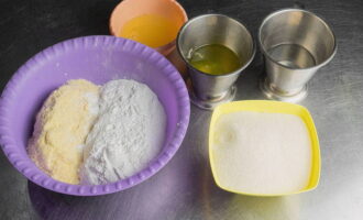 Să pregătim ingredientele necesare pentru a pregăti desertul.