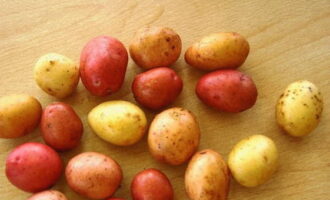 Rửa sạch khoai tây non, không cần gọt vỏ.