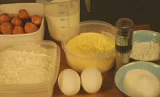 Vi beväpnar oss med köksgramvågar och väger den nödvändiga mängden torra ingredienser.