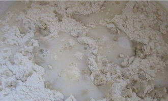 Verwarm de melk tot deze warm is en voeg een eetlepel bloem en kristalsuiker toe, verkruimel de gist en laat het mengsel 15 minuten staan. Verwarm de melk tot deze warm is en voeg een eetlepel bloem en kristalsuiker toe, verkruimel de gist en laat het mengsel 15 minuten staan.