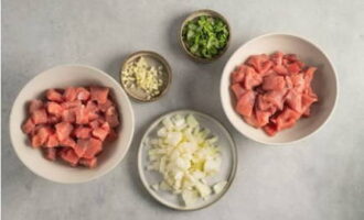 Skär den tvättade köttmassan i tärningar, finhacka koriander och skalad lök och vitlök.