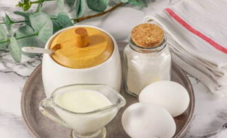 Upang maghanda ng eggnog ayon sa klasikong recipe, ihanda ang mga sangkap ayon sa listahan.