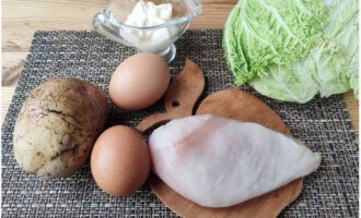 Förbered omedelbart en enkel uppsättning ingredienser enligt receptet och antalet portioner du behöver. Koka jackpotatis och hårdkokta ägg.