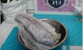 Rã đông cá trước, tốt nhất nên để ở ngăn dưới cùng của tủ lạnh, chỉ loại bỏ vây cá vì xác cá bán ra đã được rút ruột. 