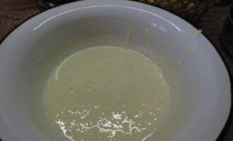 Paghiwalayin ang mga pula ng itlog sa mga puti. Pagsamahin ang mga yolks na may asukal at talunin hanggang makinis.