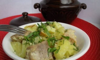 Encendre el forn a 260°C.Coure la carn i les patates durant 30 minuts. Serviu el plat preparat a taula en cassoles o poseu-lo en plats, esquitxat amb herbes picades. Bona gana!
