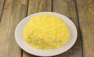 Rắc táo với phô mai bào.