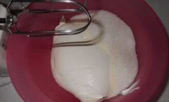 Combina la crema agra amb el sucre. Bateu el contingut amb una batedora fins que l'ingredient sec estigui completament dissolt.