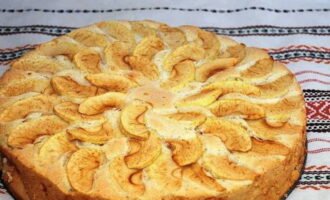 Ang lush charlotte na may mga mansanas sa oven ayon sa klasikong recipe ay handa na. Tulungan mo sarili mo!