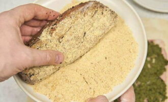 Cuộn thăn nâu trong vụn bánh mì.