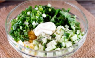 Till din smak, strö salladen med salt och svartpeppar och tillsätt dressing: majonnäs, gräddfil eller bara vegetabilisk olja.