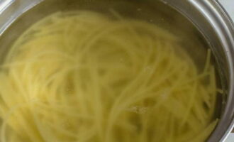 Quan l'aigua de la cassola bulli, afegiu-hi sal. Enviem la pasta i la cuinem segons les indicacions de la part posterior del paquet.
