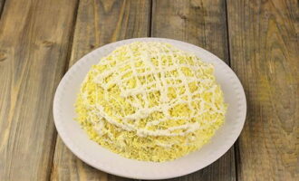Phủ lớp sốt mayonnaise lên và rắc lòng đỏ xắt nhỏ.