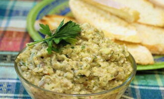 Aubergine babaganoush volgens het klassieke recept is klaar. Help jezelf!