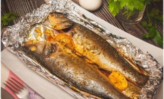Cá vược ngon ngọt nướng trong giấy bạc trong lò đã sẵn sàng. Phục vụ tận bàn!