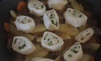 Lägg degnudlar på kött och grönsaker. Stäng locket och låt sjuda på svag värme i ca 20 minuter.