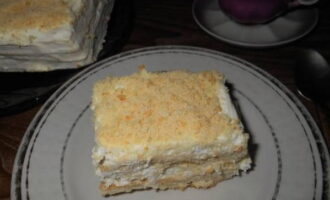 El pastís de crema agra segons la recepta clàssica de casa està llest. Tallar a porcions i servir!