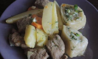 Nudlar med kött och potatis är klara. Lägg upp på tallrikar och servera!