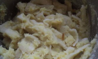 Afegiu la massa cuita al puré de patates i barregeu-ho bé. Afegiu la massa cuita al puré de patates i barregeu-ho bé.