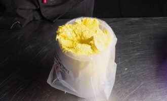 Se toarnă amestecul într-o pungă de patiserie.