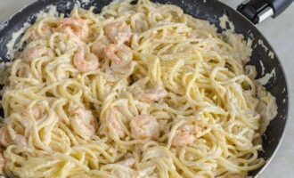 Remeneu-ho bé perquè la salsa cobreixi uniformement tots els ingredients.