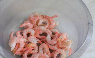Descongelar prèviament les gambes. Separa la closca. Traiem la vena intestinal. Ompliu amb aigua i esbandiu bé.