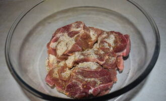Ilagay ang mga piraso ng karne ng baka sa isang malalim na mangkok. Budburan sila ng asin, ground black pepper at meat seasoning. Haluin hanggang ang lahat ng mga piraso ng karne ay puspos ng mga pampalasa.