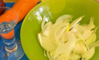 Taiem ceapa in pene si o presaram cu zahar granulat, o framantam cu mainile si o turnam cu o solutie de apa si otet. Proporțiile ingredientelor lichide sunt unu la unu.