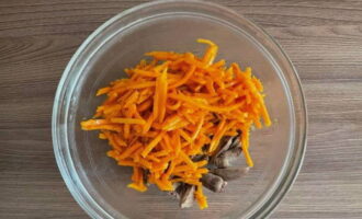 Chúng tôi thêm cà rốt Hàn Quốc vào bộ phận nội tạng. Nếu nguyên liệu quá dài thì hãy cắt thành từng miếng nhỏ.